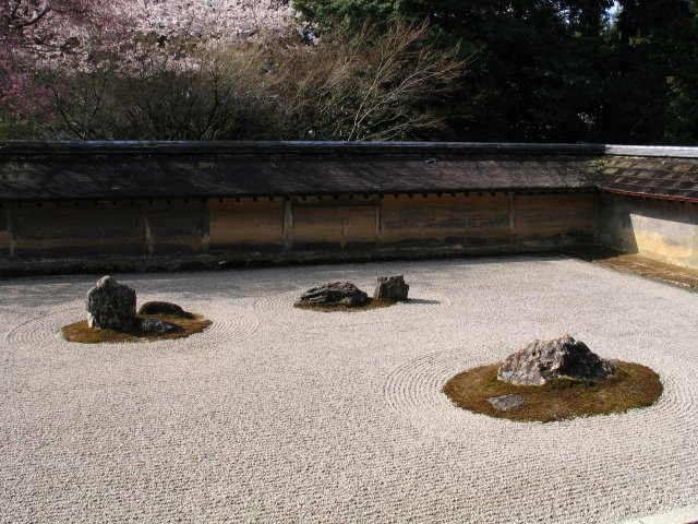 Author:  Stephane D'Alu, via Wikipedia Commons 日本・京都の龍安寺石庭 Dry Garden in Ryoanji (Kyoto, Japan)