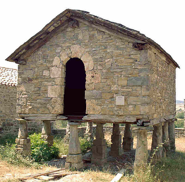 Author: Jsanchezes via Wikipedia Commons Hórreo del Monasterio de Santa Fe en la provincia de Navarra
