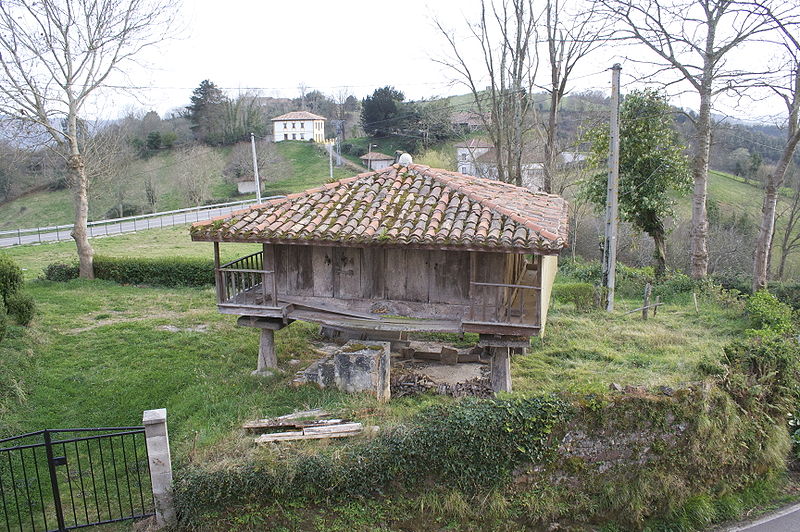 Author:  Ramón via Wikipedia Commons Hórreo en Sietes, Asturias